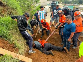Rescatan a trabajador tras quedar semisepultado en Xalapa