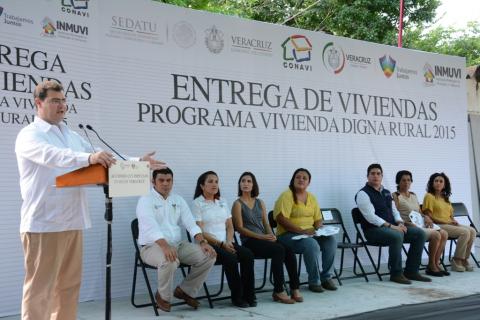 Entrega Ramón Poo Gil viviendas a mujeres rurales image 1