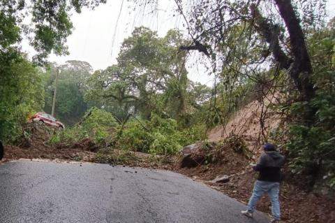Deslave arrastra a taxista en carretera a Huatusco