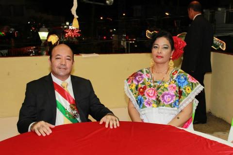 El alcalde de Pueblo Viejo, Veracruz, Manuel Cuan Delgado, porta la banda presidencial en verbena del Grito de Independencia. Foto: Especial