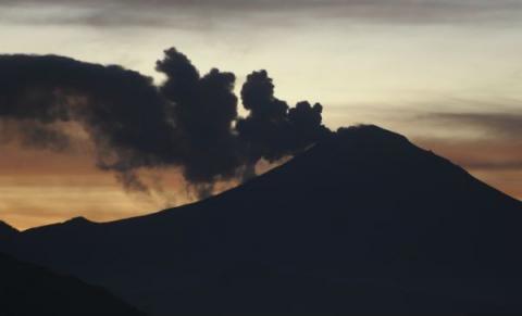 Popocatépetl emite fumarola y cae ceniza en el Estado de México