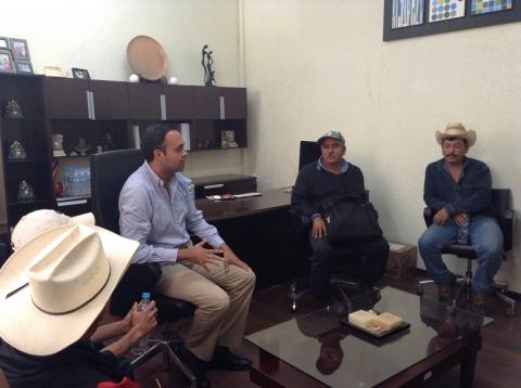 Recibe Carlos Morales a agentes municipales de comunidades de Altotonga image 1