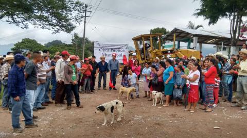 Da Carlos Morales banderazo a obras de rehabilitación de caminos en la sierra de Altotonga image 1