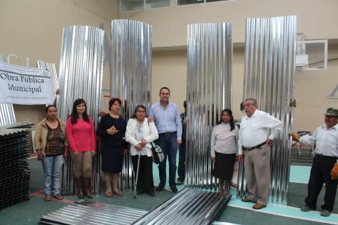 Entrega Carlos Morales láminas para 230 familias de Altotonga image 1