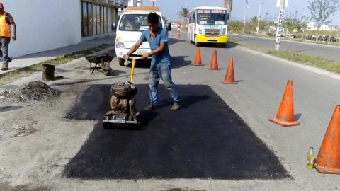 Municipio de Veracruz atiende solicitudes de bacheo en la ciudad.