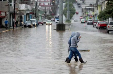 Lluvias inundan calles y avenidas en el puerto de Veracruz
