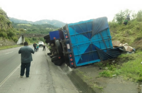 VIDEO | Tras volcadura de camión, rapiñan cajas de huevo en Maltrata