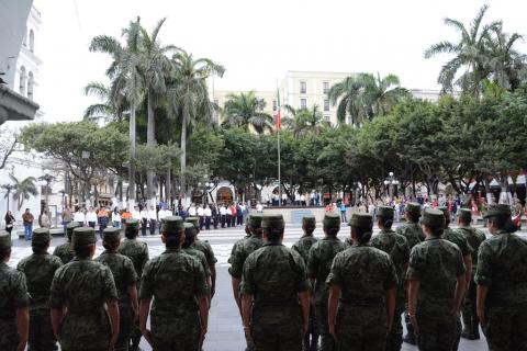 Autoridades municipales rinden honores a la Bandera en el Zócalo de la Ciudad image 3