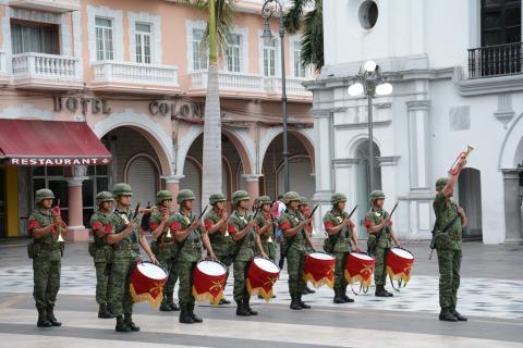 Autoridades municipales rinden honores a la Bandera en el Zócalo de la Ciudad image 1