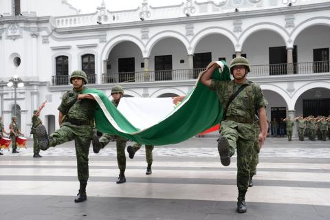 Autoridades municipales rinden honores a la Bandera en el Zócalo de la Ciudad image 2