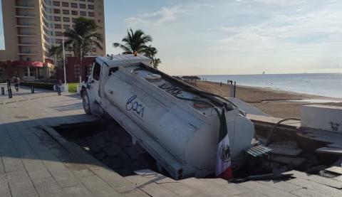 Pipa municipal cae a socavón en bulevar de Boca del Río