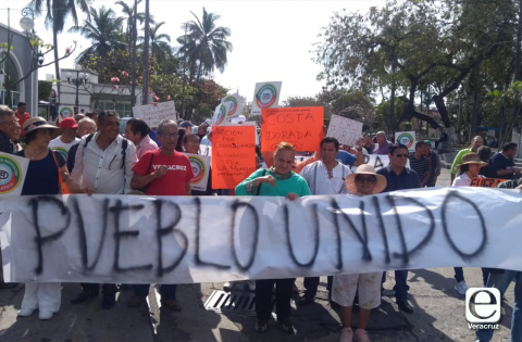 Con protesta, exhiben altas tarifas de luz, agua y parquímetros en Veracruz