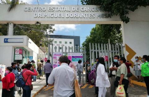 Tras desalojo del Cecan, pacientes toman 'quimios' en jardineras