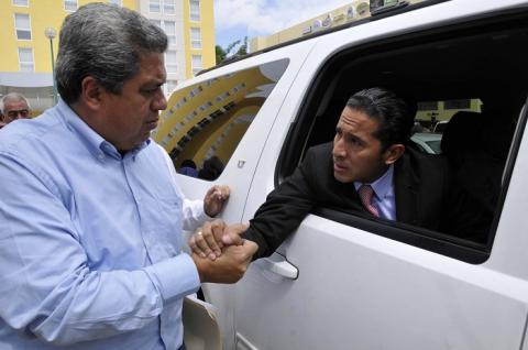 En la gráfica, el alcalde de Catemaco, Jorge González Azamar, saluda al secretario de Gobierno, Erick Lagos Hernández. Agencia Fotover