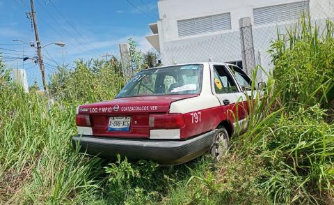 Taxi se queda sin frenos y choca contra barda en Coatzacoalcos