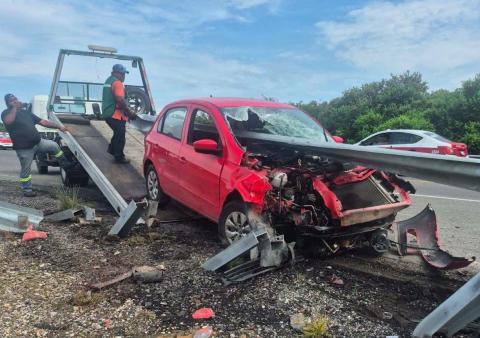 Barrera metálica atraviesa automóvil tras accidente en Coatza Barrera metálica atraviesa automóvil tras accidente en Coatza