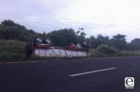 Pipa con químico peligroso vuelca en Tierra Blanca