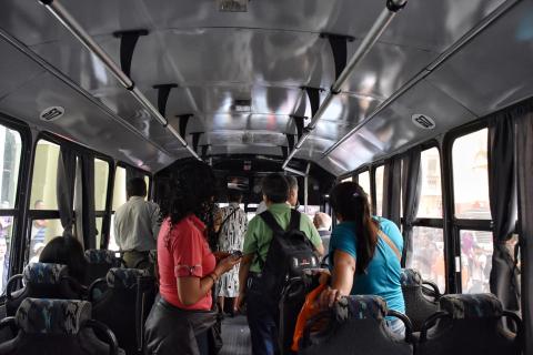 Multas y retiro de concesiones a autobuses que no respeten tarifas preferenciales