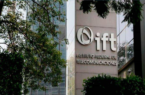 AMLO apoya recortes a IFT, Cofece y CRE