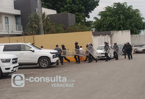 Con antimotines y perros, despliegan operativo en penal La Toma
