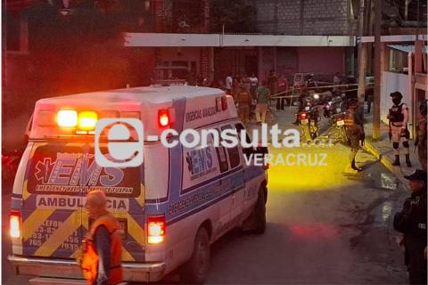 Madre presencia el asesinato de su hijo y la balean, en Álamo