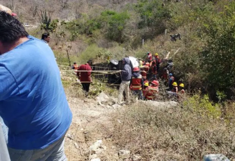 Volcadura de autobús deja 18 muertos en Oaxaca