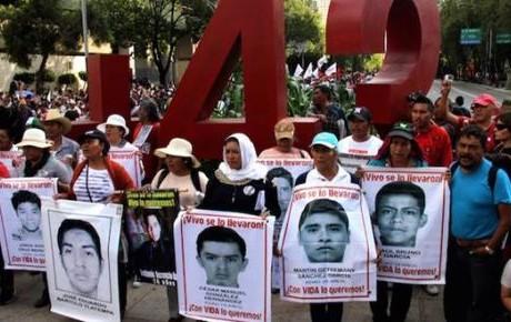 Padres de los 43 revisan con Segob recomendaciones del GIEI