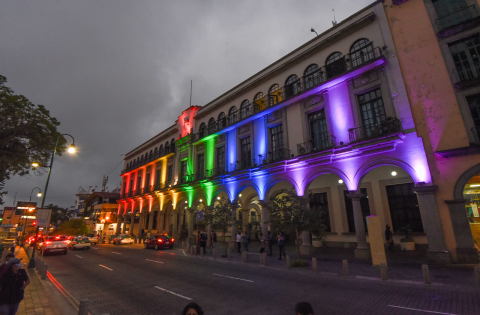Ayuntamiento de Xalapa enciende luces por Mes del Orgullo LGBTTTIQ