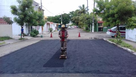 Mantiene Gobierno Municipal labores de bacheo en calles y avenidas