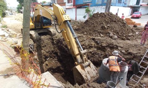 Construcción de colector pluvial causa grietas en casas y banquetas de Xalapa