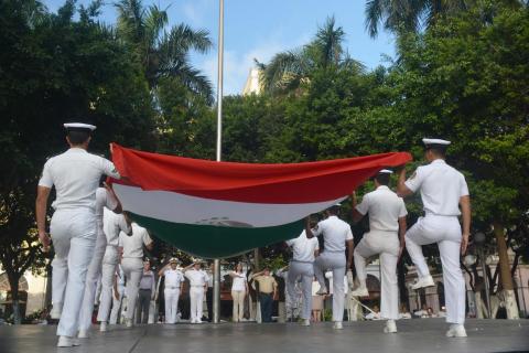 Rinden autoridades municipales Honores a la Bandera en el Zócalo de la ciudad