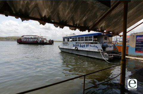 Barcos suenan silbatos por marinos en altamar en medio de pandemia