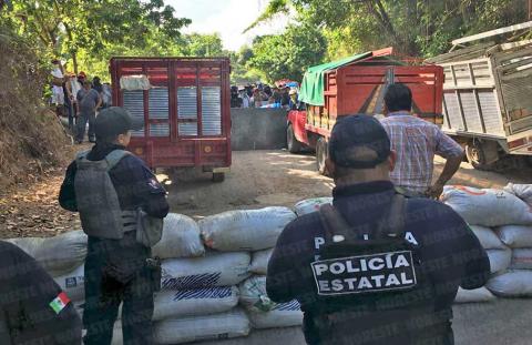 Pobladores de Papantla instalan barricada como medida de seguridad