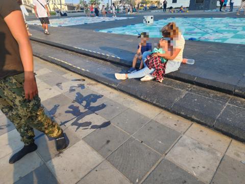 Bebé cae al mar en malecón de Veracruz; personas lo rescatan