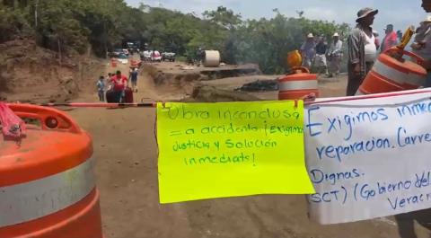 Exigen reparar tramo colapsado en carretera 180, en Catemaco