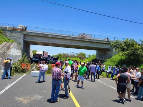 Bloqueo en Vega de Alatorre por desaparición de Neptali González