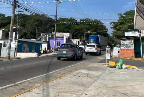 Bloqueo en la vía Las Trancas- Coatepec; vecinos piden reencarpetamiento