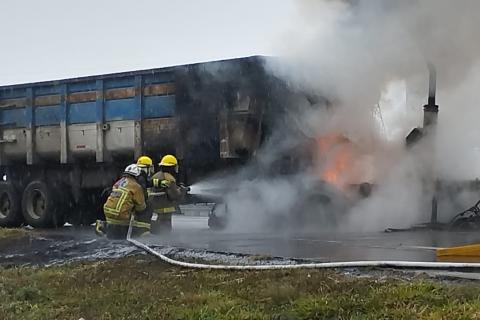 Incendios y bloqueos en carreteras de Veracruz tras abatimiento de El Mencho