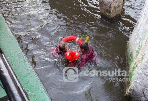 Rescatan a Ricardo, bolillero, tras caer al río en Coatzacoalcos