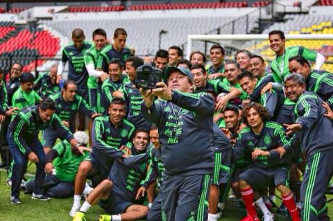 Última foto en el azteca antes de salir rumbo a la justa mundialista acompañados por @cuauhtemocb10 #VamosMexico 