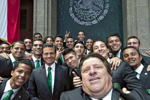 No podía faltar la #SelfieSeleccion con el Presidente de la República. 