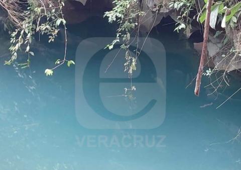 Buzos buscan a pescador desaparecido en cenote de Uxpanapa