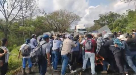 Antimotines desalojan a campesinos que bloqueaban la Tuxpan-Tampico Antimotines desalojan a campesinos que bloqueaban la Tuxpan-Tampico