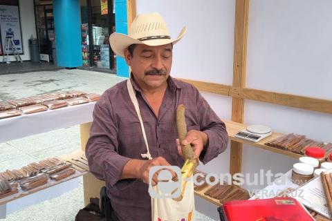 Gilberto, campesino que cosecha canela de Sri Lanka en Zozocolco