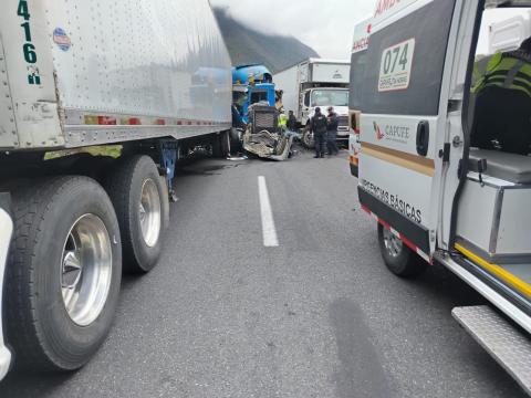 Carambola de tráileres cierra autopista Puebla-Orizaba