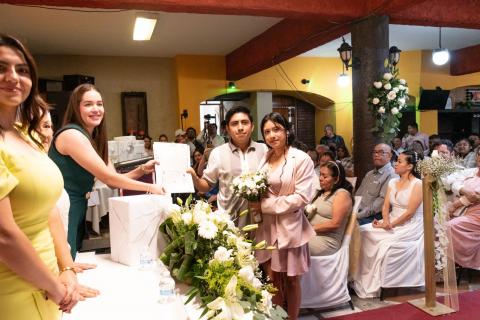 Después de 34 años juntos, sellan su amor por la vía civil