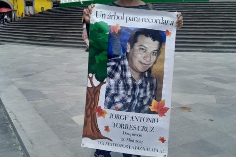 Catorce años sin Jorge: madre protesta en Plaza Lerdo de Xalapa