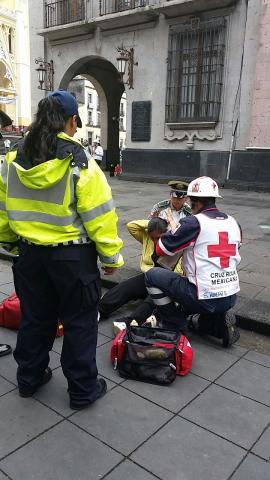 Mal estado de banquetas provoca accidente en Xalapa
