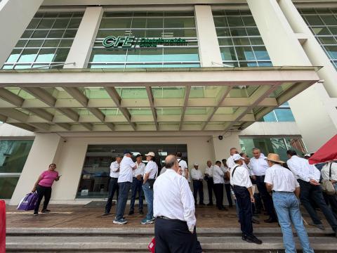 Jubilados de CFE se suman a protesta nacional desde Xalapa