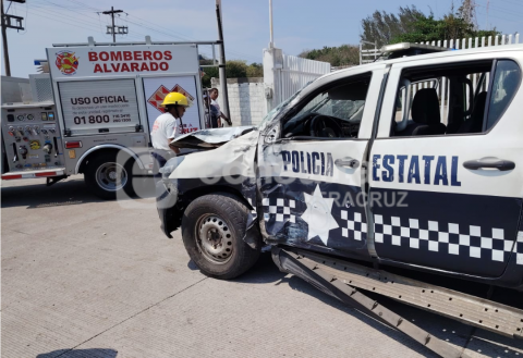 Choque de autobús con patrulla deja 3 policías lesionados en Alvarado